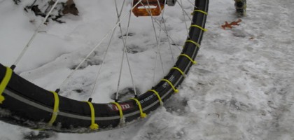 eTyre, des chaussettes à clous de pneus de vélo pour la neige sur
