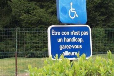 Être con n’est pas un handicap, garez-vous ailleurs!