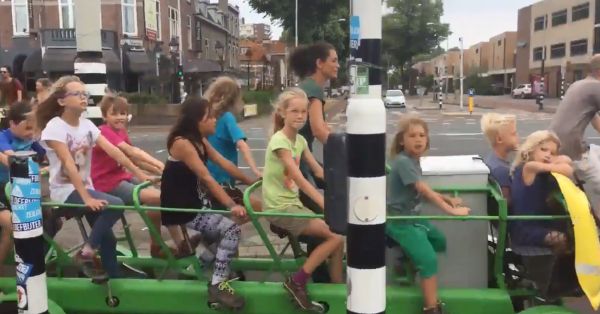 Les enfants à vélo dans la ville