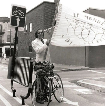Robert Silverman avec le drapeau du Monde à Bicyclette dans les années 1970. Source: MAB
