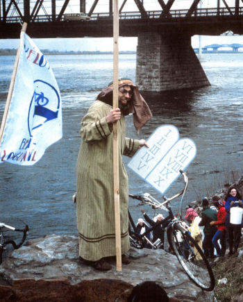 Photo: Robert Silverman dans le rôle de Moïse, avec les "10 commandements du cyclisme" lors d'un coup médiatique dans les années 1970. ROBERT SILVERMAN ARCHIVES