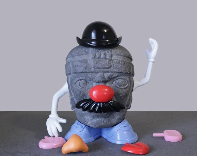 Dans sa première œuvre pour Neo-Tameme, Mármol a remplacé un jouet Monsieur Patate par une tête olmèque, habillant le visage de pierre avec les accessoires en plastique caractéristiques du jouet.