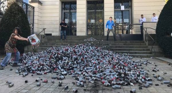 Des grenades utilisées cette semaine dans la Zad sont déposées devant la préfecture à Nantes, ce jeudi 19 avril 2018. | Ouest-France